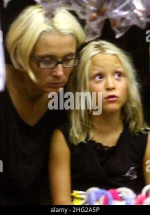 Nicoletta Mantovani (Pavarottis Witwe) mit Tochter Alice auf den Karussells in Forte dei Marmi, Italien Stockfoto