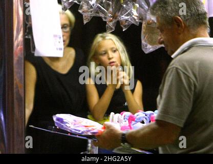 Nicoletta Mantovani (Pavarottis Witwe) mit Tochter Alice auf den Karussells in Forte dei Marmi, Italien Stockfoto