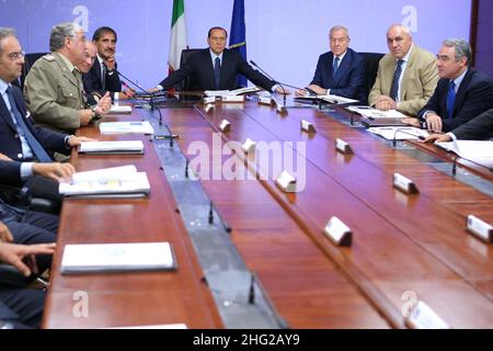 Premierminister Silvio Berlusconi besucht das COI, das operative Interforce-Kommando der italienischen Armee mit Giuseppe Valotto, Vincenzo Camporini, Gianni Letta, Ignazio La Russa, Guido Crosetto und Ignazio Schnarchen, Italien Stockfoto