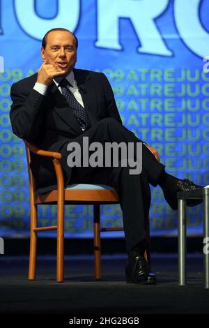 Italiens Präsident Silvio Berluisconi während einer Intervention bei der Partei „das Volk der Freiheit“, die er im November 2007 einsetzte. Stockfoto