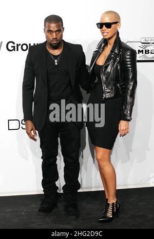 Kanye West und Amber Rose kommen zur Eröffnungsveranstaltung von amfAR während der Milan Fashion Week in Mailand, Italien. Stockfoto