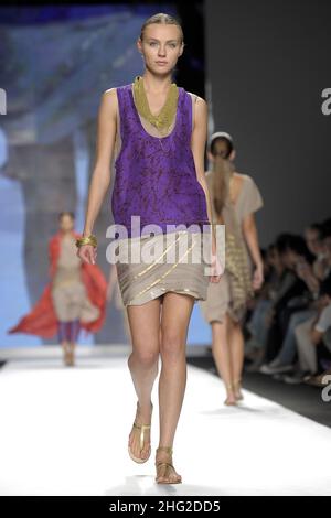 Ein Model trägt eine Kreation von Atsu während der indischen New Upcoming Designers Fashion Show, im Rahmen der Milan Fashion Week, Italien. *** Ortsüberschrift *** Stockfoto