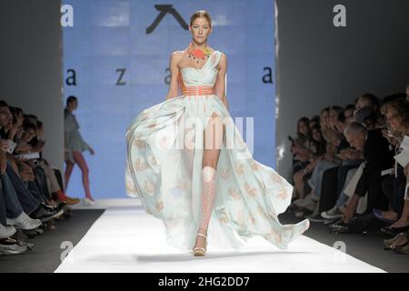 Ein Model trägt eine Kreation von Azara während der indischen New Upcoming Designers Fashion Show, im Rahmen der Milan Fashion Week, Italien. *** Ortsüberschrift *** Stockfoto