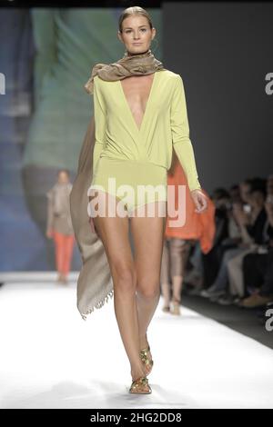 Ein Model trägt eine Kreation von Atsu während der indischen New Upcoming Designers Fashion Show, im Rahmen der Milan Fashion Week, Italien. *** Ortsüberschrift *** Stockfoto