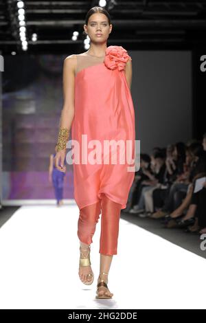 Ein Model trägt eine Kreation von Atsu während der indischen New Upcoming Designers Fashion Show, im Rahmen der Milan Fashion Week, Italien. *** Ortsüberschrift *** Stockfoto