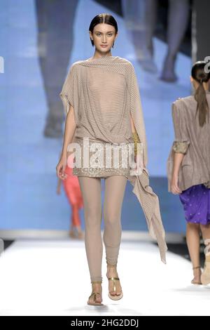 Ein Model trägt eine Kreation von Atsu während der indischen New Upcoming Designers Fashion Show, im Rahmen der Milan Fashion Week, Italien. *** Ortsüberschrift *** Stockfoto