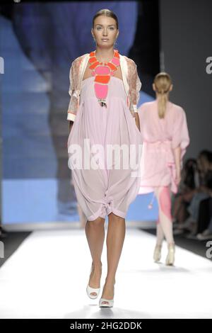 Ein Model trägt eine Kreation von Azara während der indischen New Upcoming Designers Fashion Show, im Rahmen der Milan Fashion Week, Italien. *** Ortsüberschrift *** Stockfoto