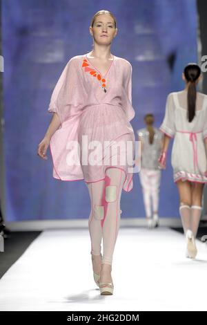 Ein Model trägt eine Kreation von Azara während der indischen New Upcoming Designers Fashion Show, im Rahmen der Milan Fashion Week, Italien. *** Ortsüberschrift *** Stockfoto