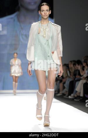 Ein Model trägt eine Kreation von Azara während der indischen New Upcoming Designers Fashion Show, im Rahmen der Milan Fashion Week, Italien. *** Ortsüberschrift *** Stockfoto