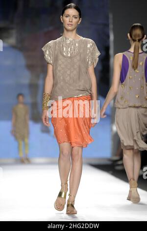 Ein Model trägt eine Kreation von Atsu während der indischen New Upcoming Designers Fashion Show, im Rahmen der Milan Fashion Week, Italien. *** Ortsüberschrift *** Stockfoto
