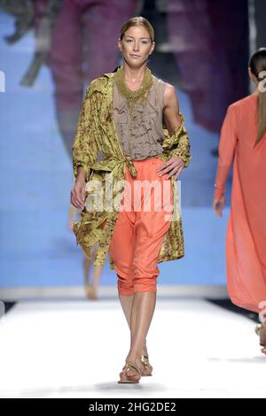 Ein Model trägt eine Kreation von Atsu während der indischen New Upcoming Designers Fashion Show, im Rahmen der Milan Fashion Week, Italien. *** Ortsüberschrift *** Stockfoto