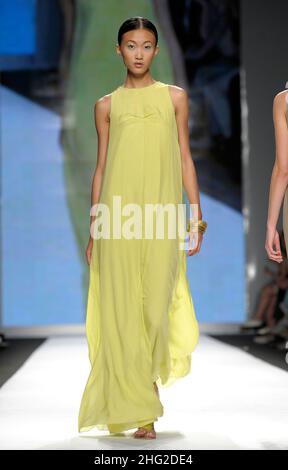 Ein Model trägt eine Kreation von Atsu während der indischen New Upcoming Designers Fashion Show, im Rahmen der Milan Fashion Week, Italien. Stockfoto