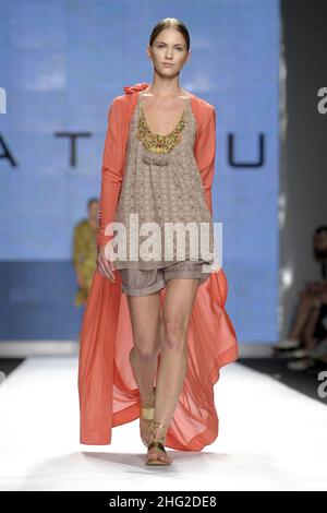 Ein Model trägt eine Kreation von Atsu während der indischen New Upcoming Designers Fashion Show, im Rahmen der Milan Fashion Week, Italien. *** Ortsüberschrift *** Stockfoto
