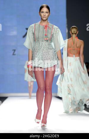 Ein Model trägt eine Kreation von Azara während der indischen New Upcoming Designers Fashion Show, im Rahmen der Milan Fashion Week, Italien. *** Ortsüberschrift *** Stockfoto