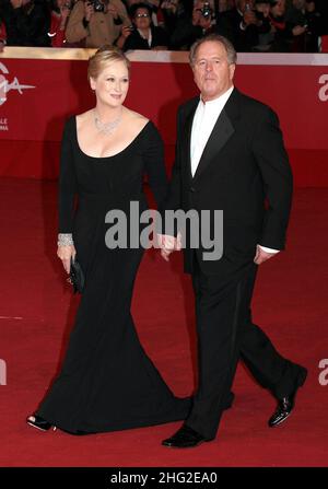 Die Schauspielerin Meryl Streep, links, und ihr Mann, der Bildhauer Don Gummer, kommen auf dem roten Teppich für den letzten Tag der Ausgabe 4th des Rome Film Festival, in Rom, Freitag, 23. Oktober 2009. Stockfoto