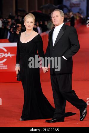 Die Schauspielerin Meryl Streep, links, und ihr Mann, der Bildhauer Don Gummer, kommen auf dem roten Teppich für den letzten Tag der Ausgabe 4th des Rome Film Festival, in Rom, Freitag, 23. Oktober 2009. Stockfoto