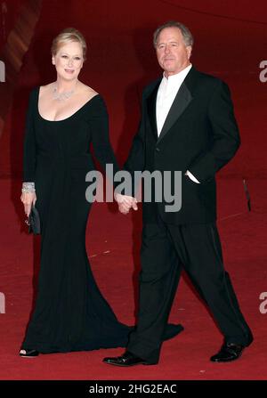 Die Schauspielerin Meryl Streep, links, und ihr Mann, der Bildhauer Don Gummer, kommen auf dem roten Teppich für den letzten Tag der Ausgabe 4th des Rome Film Festival, in Rom, Freitag, 23. Oktober 2009. Stockfoto