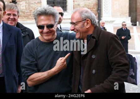 Dustin Hoffman besucht den Palazzo Ducale und hat dann ein Mittagessen in einem Restaurant in Urbino, Italien. Stockfoto