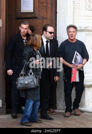 Dustin Hoffman besucht den Palazzo Ducale und hat dann ein Mittagessen in einem Restaurant in Urbino, Italien. Stockfoto