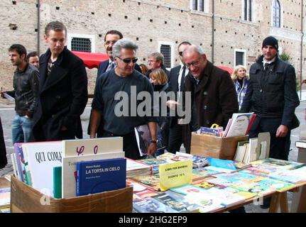 Dustin Hoffman besucht den Palazzo Ducale und hat dann ein Mittagessen in einem Restaurant in Urbino, Italien. Stockfoto