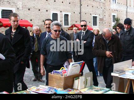 Dustin Hoffman besucht den Palazzo Ducale und hat dann ein Mittagessen in einem Restaurant in Urbino, Italien. Stockfoto