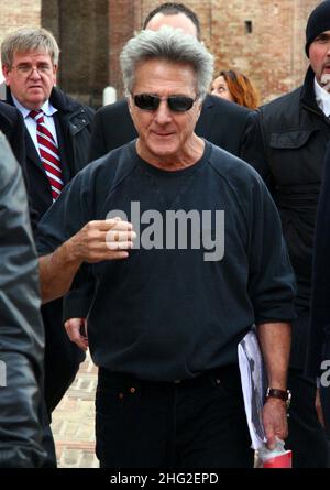 Dustin Hoffman besucht den Palazzo Ducale und hat dann ein Mittagessen in einem Restaurant in Urbino, Italien. Stockfoto