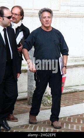 Dustin Hoffman besucht den Palazzo Ducale und hat dann ein Mittagessen in einem Restaurant in Urbino, Italien. Stockfoto