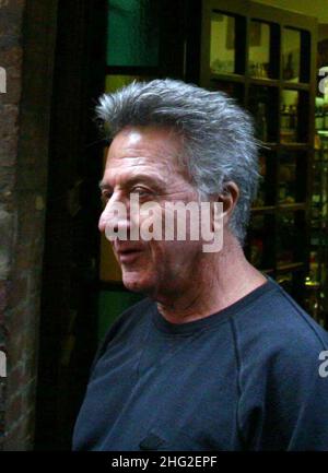 Dustin Hoffman besucht den Palazzo Ducale und hat dann ein Mittagessen in einem Restaurant in Urbino, Italien. Stockfoto