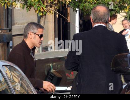 George Clooney verlässt die Dreharbeiten zu seinem neuen Film (Arbeitstitel 'The American') in Rom, Italien, um in einem Restaurant zu Abend zu essen. Neben den normalen Leibwächtern gab es auch italienische Polizisten, die sich um ihn kümmerte. Stockfoto