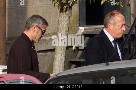 George Clooney verlässt die Dreharbeiten zu seinem neuen Film (Arbeitstitel 'The American') in Rom, Italien, um in einem Restaurant zu Abend zu essen. Neben den normalen Leibwächtern gab es auch italienische Polizisten, die sich um ihn kümmerte. Stockfoto