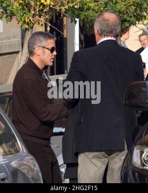 George Clooney verlässt die Dreharbeiten zu seinem neuen Film (Arbeitstitel 'The American') in Rom, Italien, um in einem Restaurant zu Abend zu essen. Neben den normalen Leibwächtern gab es auch italienische Polizisten, die sich um ihn kümmerte. Stockfoto