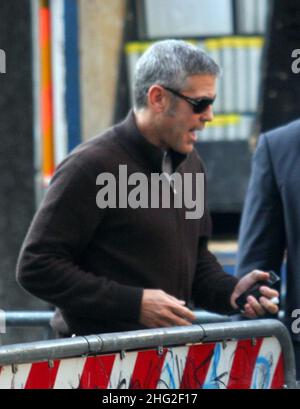 George Clooney verlässt die Dreharbeiten zu seinem neuen Film (Arbeitstitel 'The American') in Rom, Italien, um in einem Restaurant zu Abend zu essen. Neben den normalen Leibwächtern gab es auch italienische Polizisten, die sich um ihn kümmerte. Stockfoto