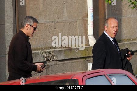 George Clooney verlässt die Dreharbeiten zu seinem neuen Film (Arbeitstitel 'The American') in Rom, Italien, um in einem Restaurant zu Abend zu essen. Neben den normalen Leibwächtern gab es auch italienische Polizisten, die sich um ihn kümmerte. Stockfoto