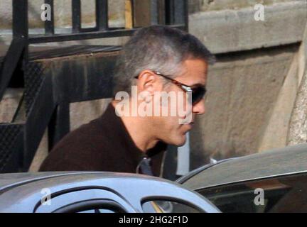 George Clooney verlässt die Dreharbeiten zu seinem neuen Film (Arbeitstitel 'The American') in Rom, Italien, um in einem Restaurant zu Abend zu essen. Neben den normalen Leibwächtern gab es auch italienische Polizisten, die sich um ihn kümmerte. Stockfoto