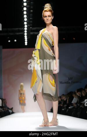 Ein Model trägt eine Kreation von Marella Ferrera auf dem Laufsteg während der Rome Fashion Week in Rom, Italien Stockfoto