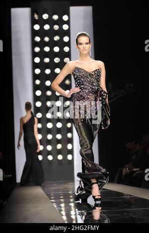 Ein Model trägt eine Kreation von Fausto Sarli auf dem Laufsteg während der Rome Fashion Week in Rom, Italien Stockfoto