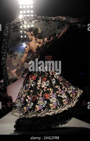 Ein Model trägt eine Kreation von Renato Balestra auf dem Laufsteg während der Rome Fashion Week in Rom, Italien Stockfoto