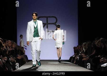 Ein Model trägt eine Kreation von Renato Balestra auf dem Laufsteg während der Rome Fashion Week in Rom, Italien Stockfoto