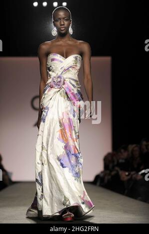 Ein Model trägt eine Kreation von Renato Balestra auf dem Laufsteg während der Rome Fashion Week in Rom, Italien Stockfoto