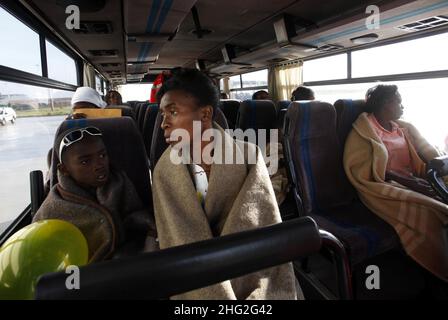 142 haitianische Bürger kommen von Haiti aus auf den Luftwaffenstützpunkt Pratica di Mare, um in Italien medizinische Versorgung zu erhalten. Stockfoto