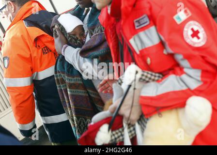 142 haitianische Bürger kommen von Haiti aus auf den Luftwaffenstützpunkt Pratica di Mare, um in Italien medizinische Versorgung zu erhalten. Stockfoto