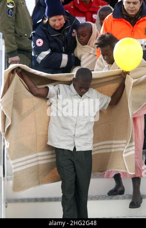 142 haitianische Bürger kommen von Haiti aus auf den Luftwaffenstützpunkt Pratica di Mare, um in Italien medizinische Versorgung zu erhalten. Stockfoto