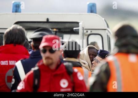 142 haitianische Bürger kommen von Haiti aus auf den Luftwaffenstützpunkt Pratica di Mare, um in Italien medizinische Versorgung zu erhalten. Stockfoto