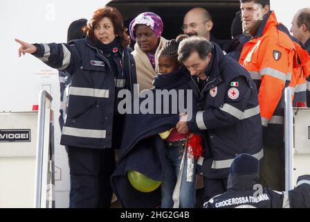 142 haitianische Bürger kommen von Haiti aus auf den Luftwaffenstützpunkt Pratica di Mare, um in Italien medizinische Versorgung zu erhalten. Stockfoto