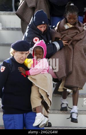 142 haitianische Bürger kommen von Haiti aus auf den Luftwaffenstützpunkt Pratica di Mare, um in Italien medizinische Versorgung zu erhalten. Stockfoto