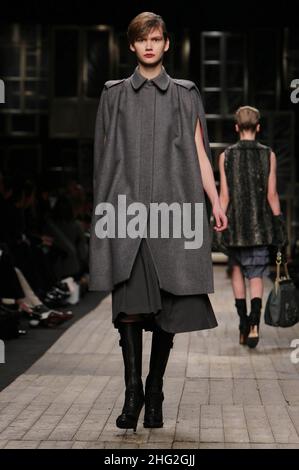 Ein Modell zeigt eine Kreation als Teil der Ready-to-Wear-Kollektion von Antonio Marras Herbst-Winter 2010-2011 am 27. Februar 2010 während der Women's Fashion Week in Mailand. Stockfoto