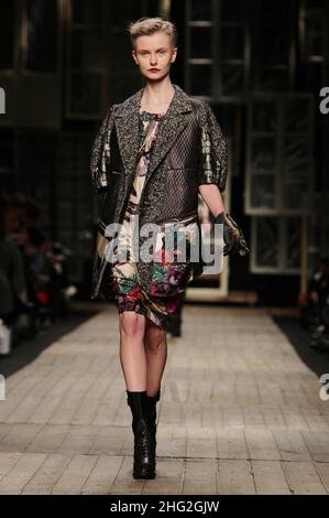 Ein Modell zeigt eine Kreation als Teil der Ready-to-Wear-Kollektion von Antonio Marras Herbst-Winter 2010-2011 am 27. Februar 2010 während der Women's Fashion Week in Mailand. Stockfoto