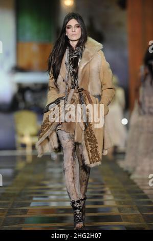 Ein Model geht im Rahmen der Roberto Cavalli Fashion Show während der Milan Fashion Week auf den Laufsteg. Stockfoto