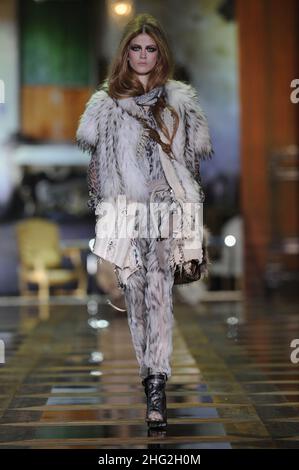 Ein Model geht im Rahmen der Roberto Cavalli Fashion Show während der Milan Fashion Week auf den Laufsteg. Stockfoto