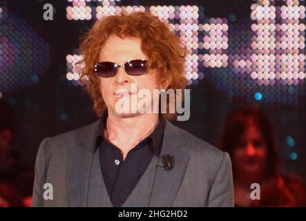 Mick Hucknall von Simply Red spielt im italienischen Fernsehen in Rom Stockfoto